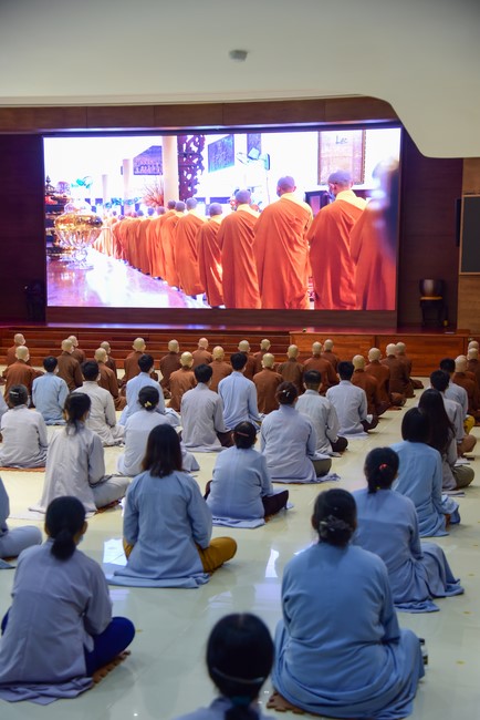 Taking comments to complete recording visual images in the rain season retreat